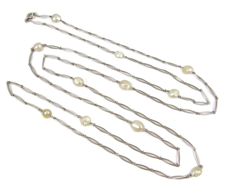 Platinum and pearl chain, the elongated split links spaced by shaped oval pearls
